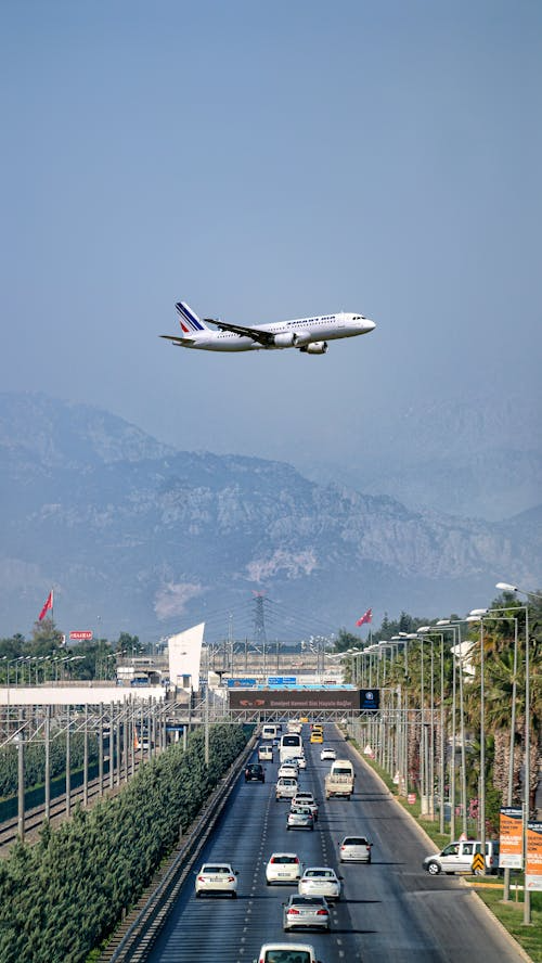 StayDealsSA's tweet photo. ✈️ هل تعلم أن توقيت إقلاع الطائرة قد يؤثر على رحلتك؟

غالبًا ما تكون الرحلات الصباحية المبكرة هي الأفضل من حيث الالتزام بالمواعيد، وتقليل احتمالية التأخير الناتج عن ازدحام المطارات أو الظروف الجوية المتغيرة خلال اليوم.

أما الرحلات المسائية فقد تكون أكثر عرضة للتأخير بسبب تراكم تأخر الرحلات السابقة.

إذا كان لديك موعد مهم أو رحلة عمل، فاختيار الإقلاع في الصباح الباكر قد يمنحك رحلة أكثر سلاسة وراحة. 🌍☀️

#السفر #السياحة #الطيران #رحلات_جوية