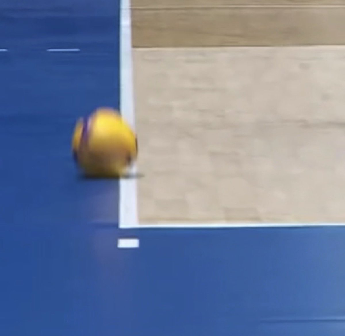 garayolimpica's tweet photo. É @volleyballworld, temos um problema.

Eu nunca acreditei nesse sistema automático. O bola, que NÃO VAI PARA fora, na linha esquerda é mostrada pra fora no fundo.

A BOLA FOI DENTRO PROFESSOR! https://t.co/Tt4OxhUtaM
