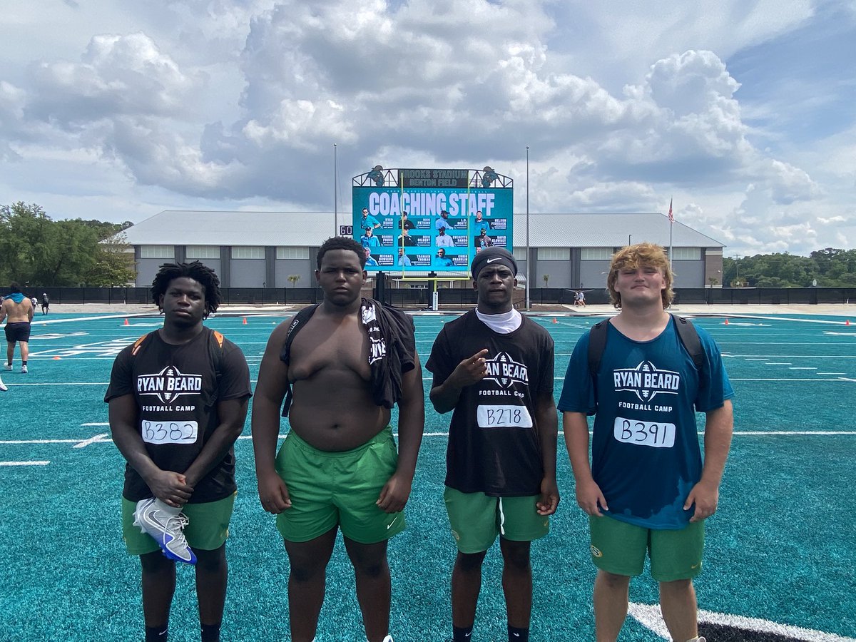 SummervilleFBRC's tweet photo. Session 3 was a HUGE success, thank you to the @CoastalFootball staff &amp; the other guest coaches to make this possible!! The class of ‘28 big boys got after it today
#RecruitTheVille https://t.co/DS0DZXEqYm