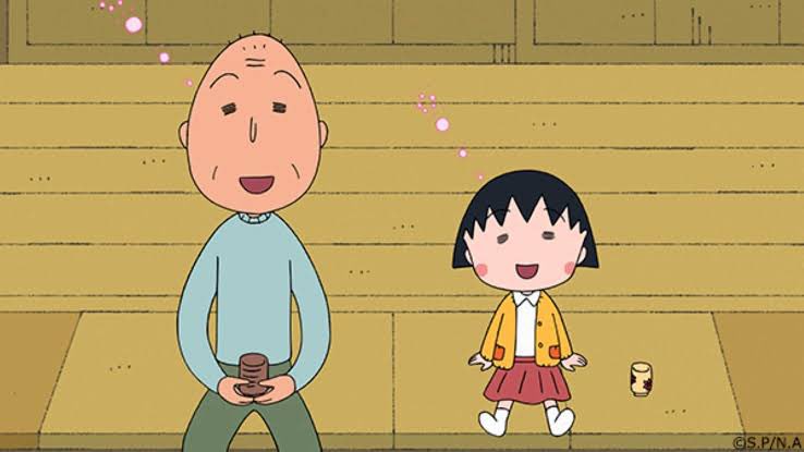 gucci0421777's tweet photo. 『ちびまる子ちゃん』に登場するおじいちゃん・友蔵は、まる子を誰よりも可愛がる優しい祖父として描かれている。

しかし、さくらももこさんによると、実際の祖父はまったく違う人物だったのである。エッセイ集『もものかんづめ』に収録された「メルヘン翁」で、さくらさんは実の祖父についてかなり辛辣に語っている。  

祖父が亡くなったのは、さくらさんが高校2年生のときであった。

祖父は家族からあまり好かれておらず、さくらさん自身も良い思い出がほとんどなかったという。作中では、祖父は「ズルくて意地悪で怠け者」と描写されている。  

やがて祖父が老衰で亡くなった。

普通なら家族は深い悲しみに包まれるはずである。

ところが、さくら家では少し様子が違った。

棺に入った祖父の顔を見た姉が笑いをこらえきれなくなったのである。

その顔があまりにも間の抜けた表情だったためだった。すると、その様子を見た家族までつられて笑い始めた。  

通夜や葬儀が進んでも、親族の多くは悲しみに沈むというより、どこか淡々としていた。

むしろ祖父の生前の数々の行動を思い出しながら過ごしていたという。  

このエピソードが掲載された当時、

「亡くなった人を悪く書くのは不謹慎だ」

という批判の手紙も届いたそうである。

しかし、さくらさんは自分が体験したことを正直に書いただけだと後書きで述べている。  

そして多くの読者が驚いたのは、

あれほど優しい友蔵のモデルになった人物が、実際には正反対だったことである。

実際の祖父が理想とかけ離れていたからこそ、さくらさんは漫画の中で「理想のおじいちゃん」として友蔵を生み出したとも言われている。