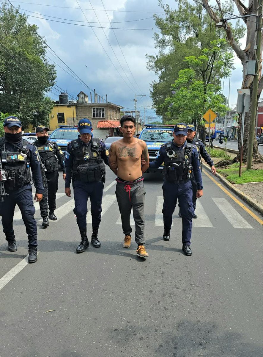 soyanoticias's tweet photo. CAPTURAN EN GUATEMALA A SALVADOREÑO BUSCADO POR FEMINICIDIO AGRAVADO Y SERÁ ENTREGADO A EL SALVADOR

Las autoridades de Guatemala localizaron a un ciudadano salvadoreño con orden de captura vigente en El Salvador por el delito de feminicidio agravado.

El procedimiento fue realizado por agentes policiales en la colonia Nimajuyú I, zona 21 de Guatemala, donde fue ubicado Jesús Esaú Santa María Reyes, de 32 años, conocido con el alias de “Black”, presunto integrante de la Mara Salvatrucha.

De acuerdo con los reportes oficiales, el detenido es requerido por la justicia salvadoreña desde el 14 de noviembre de 2025 por el delito de feminicidio agravado.

Las autoridades guatemaltecas informaron que será expulsado de su territorio y entregado a la Policía Nacional Civil de El Salvador a través de la frontera de San Cristóbal, en Jutiapa, para que enfrente el proceso judicial correspondiente.