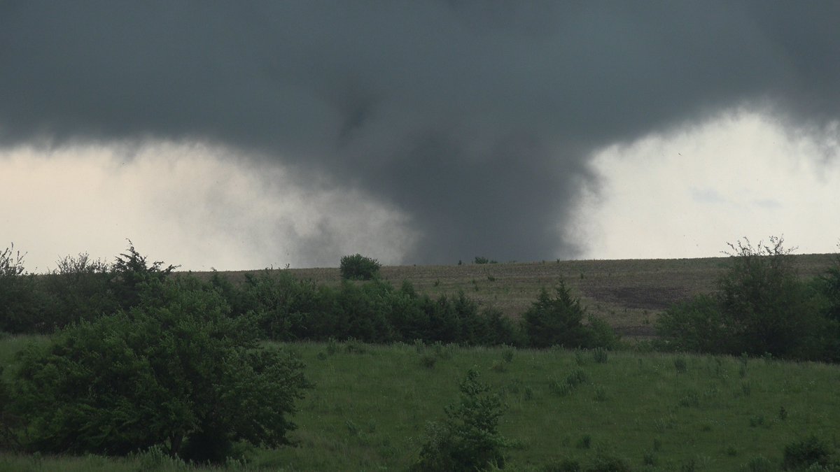 _Radarr's tweet photo. Tornado near Lucerne Missouri a bit ago #mowx #tornado https://t.co/DMckjZCgQo