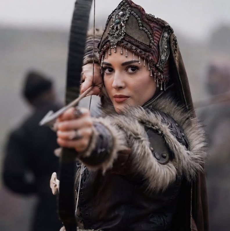 diziseyircisi's tweet photo. #MahassineMerabet, #KuruluşOrhan’a bu incelikli cümlelerle veda etti 

"Bir sezon, sayısız anı...🥺🪷
Bir sezon boyunca Nilüfer Hatun’a hayat vermek benim için büyük bir gurur ve unutamayacağım bir deneyim oldu. İlk dönem işim olarak çıktığım bu yolculukta bana güvenen ve bu fırsatı veren sayın mehmetbozdag ve aslizeynpekerbozdag’a gönülden teşekkür ederim! 🙏🏻
Her adımda yol gösteren değerli yönetmenlerim bulentisbilen ve demarke’ye, ve her zaman yanımda olan sevgili menajerim tumay.ozokur’a destekleri ve emekleri için ayrıca çok teşekkür ederim! 🙏🏻
Ve tabii ki birlikte çalıştığım tüm oyuncu arkadaşlarıma, ekibimize ve emeği geçen herkese... 🤍
Geriye sadece sahneler değil! dostluklar, anılar ve kalbimde taşıyacağım çok güzel izler kaldı. 🥰
İyi ki Kuruluş Orhan, iyi ki Nilüfer Hatun. 🪷🤍 "