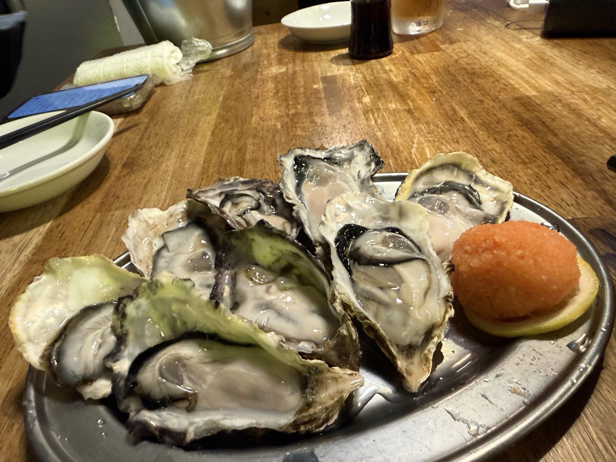 kakitowine's tweet photo. 素晴らしいお店を教えてもらいました💗

生牡蠣1個150円
たくさん食べて幸せ🥰 https://t.co/LSLC1EFHMZ