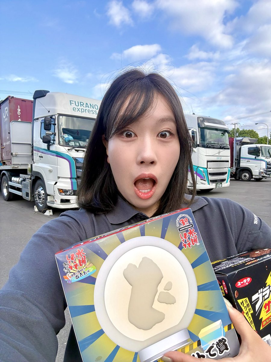truckmeimei's tweet photo. ようやく大切なことに気づいた25歳💡

プロドライバーとして
「最速で帰る方法は安全運転」です🐢 https://t.co/vFcZNcAxdz