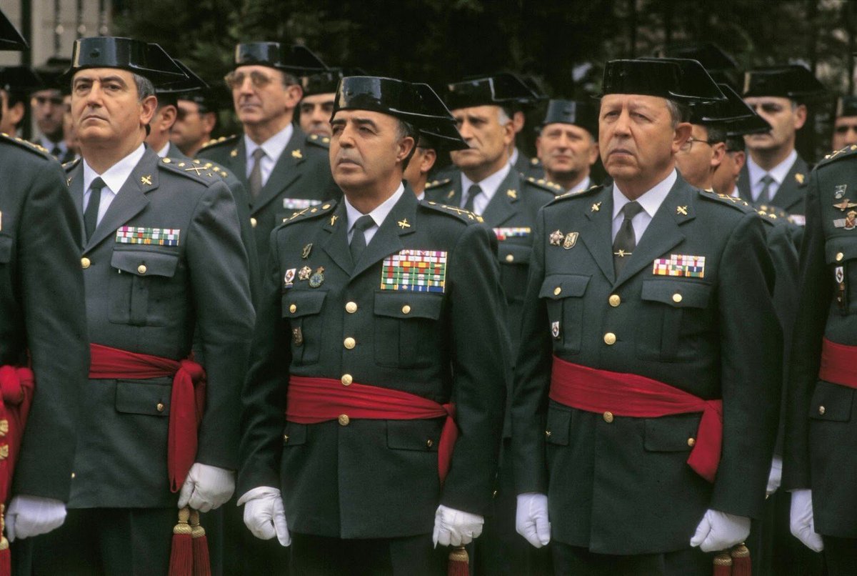 outsidersesp's tweet photo. Torturadores premiados.

Miembros de la guerra sucia contra ETA, torturadores del franquismo que reciben distinciones en democracia, ascensos, indultos y condecoraciones a maltratadores con sus víctimas muertas por las palizas en dependencias policiales, sentenciados por torturas en comités europeos contra estas prácticas... EL TEMPS traza una radiografía incompleta de aquellos agentes de seguridad que fueron premiados o conservaron los galardones pese a participar en estas acciones represivas.

Era un día de fiesta en la policía española. Entre vinos y comidas adornadas con banderitas españolas, se celebraba la festividad de los Ángeles Custodios, patrón del Cuerpo Nacional de Policía (CNP). En la comisaría del distrito madrileño de Ciudad Lineal estaban presentes varios mandos policiales. Pero también destacaba, con una copa en la mano, Antonio González Pacheco, más conocido como Billy el Niño. Policía durante el régimen franquista, está imputado por torturas en Argentina, aunque sus técnicas de interrogatorio, marcadas por ahogamientos y palizas, según relatan sus víctimas, se produjeron en el Estado español.

La presencia del presunto torturador levantó polémica. Como también lo hicieron sus cuatro condecoraciones policiales que aumentan su pensión de por vida en un 50%. González Pacheco fue galardonado en 1972 por el franquismo con una medalla que incrementaba su paga un 10%. En 1977 recibió otra condecoración con la que se aseguraba una subida del 15%. Fue otorgada por Rodolfo Martín Villa, entonces ministro del Interior, jerarca del régimen fascista de Francisco Franco e implicado en la represión mortal de Vitoria en 1976 cuando ocupaba el cargo de ministro de Relaciones Sindicales. El supuesto torturador recibió dos medallas más en 1980 y 1982.

Billy el Niño, sin embargo, no es el único miembro de la policía franquista condecorado pese a las acusaciones de malos tratos. El jefe de la Brigada Político-Social de Guipúzcoa, Melitón Manzanares, fue galardonado durante el franquismo. Más aún: en 2001 fue reconocido con la Real Orden de Reconocimiento Civil a título póstumo por el ejecutivo del popular José María Aznar. Asesinado por ETA, la distinción provocó la indignación de las víctimas que habían sufrido sus métodos de tortura.

Incluso, y como González Pacheco, hay tres agentes investigados por torturas en Argentina que cobran un sueldo gracias a las condecoraciones obtenidas. Jesús González Reglero es uno de ellos. Integrante del grupo Anti-Grapo dirigido por Billy el Niño y relacionado con la ultraderecha, recibió la Cruz al Mérito Policial con distintivo rojo. Pascual Honrado de la Fuente, “el más bestia de todos”, según el testimonio de una de sus víctimas, también contaba con ese galardón.

El tercer miembro de los cuerpos de seguridad del Estado con esta prebenda era Jesús Martínez Torres, que después trabajó en la empresa armamentística Santa Bárbara. Fue señalado como torturador por el médico progresista Mikel Azkue o por trabajadores que en 1975 organizaron diversas acciones sindicales, tal como recogía El País en un reportaje de 1985. Ascendido a comisario general de Información en 1982, acumuló más medallas que las recibidas en 1972 y 1974. Imputado, aunque más tarde absuelto, por el terrorismo de Estado del Grupo Antiterrorista de Liberación (GAL), en 1988 recibiría la Medalla de Oro al Mérito Policial y en 2013 sería reconocido como comisario honorario del CNP. Fue galardonado también en 1984 junto al oscuro policía José María Escudero Tejada, según denunció hace unas semanas en el Congreso de los Diputados la parlamentaria de EH Bildu, Marian Beitialarrangoitia. La diputada abertzale, además, reveló que había aproximadamente 100 casos similares. EL TEMPS radiografía los más controvertidos.

La sombra de los GAL

El compañero de distinción de Martínez Torres, el inspector Tejada, había sido premiado años antes. En 1976, ostentando la graduación de inspector, recibió la Cruz al Mérito Policial. El Ministerio de Gobernación entregó el mismo reconocimiento a otro inspector policial, Francisco Álvarez Sánchez, que se convertiría con los años en responsable del Gabinete de Operaciones Especiales del Ministerio del Interior y jefe superior de la policía española en Bilbao.

Ese agente admitiría décadas más tarde ser el responsable del secuestro frustrado del miembro de ETA José María Larretxa. La confesión la realizó durante la investigación de los GAL. De hecho, por aquella acción de la guerra sucia contra ETA fueron condenados Jesús Alfredo Gutiérrez, que después acabaría dirigiendo el 091 en Barcelona, y Sebastián Sotos García, quien recibiría una Cruz al Mérito Policial con distintivo blanco, la Cruz de Plata con distintivo rojo, la Medalla al Servicio Policial, la Cruz a la Dedicación al Servicio Policial y otra condecoración de los gobiernos de Aznar, Felipe González, José Luis Rodríguez Zapatero y Mariano Rajoy, tal como destapó el senador de EH Bildu, Jon Iñarritu. Cinco medallas de cuatro ejecutivos distintos.

Conocido como GALvarez, Álvarez Sánchez sería condenado en 1998 por el secuestro del francés Segundo Marey, al que confundieron con un integrante de ETA. Aunque salió con vida, fue sistemáticamente torturado, según relató la víctima. Junto con Álvarez, sería sentenciada toda la plana mayor del Ministerio del Interior de entonces: desde el ministro socialista José Barrionuevo al secretario de Estado Rafael Vera, también del PSOE. Sin embargo, recibirían el indulto parcial.

Uno de los centros desde los que operó la guerra sucia contra ETA fue el cuartel de la Guardia Civil de Intxaurrondo, ubicado en San Sebastián. El 12 de octubre, día de la Hispanidad y de la Benemérita, fueron condecorados dentro de aquellas instalaciones el general Enrique Rodríguez Galindo y el teniente coronel Ángel Vaquero. Ambos fueron condenados en el año 2000 por el crimen de Juan Ignacio Zabala y José Antonio Lasa, dos miembros de ETA que fueron secuestrados, torturados, asesinados y enterrados en cal viva por los GAL, de los cuales formaban parte Galindo y Vaquero. El agente Felipe Bayo, procedente del viejo Centro Nacional de Inteligencia español y también sentenciado por ese homicidio, recibiría la Cruz de Plata de la Guardia Civil en 1984.

Entre los encarcelados por aquel acto de terrorismo de Estado también destacaba el sargento Enrique Dorado. Implicado en la muerte de Mikel Zabalza, fue arrestado cuatro meses por tráfico de tabaco, detenido por un robo y condenado por torturas a Jokin Olano. Según publicó El Mundo, Dorado había recibido doce felicitaciones de la Guardia Civil por sus acciones anti-ETA, la Cruz al Mérito Militar y cuatro cruces al Mérito de la Guardia Civil con distintivo rojo. Expulsado de la Benemérita, disfrutó de una pensión de 1.800 euros.

En aquel cuartel, y el mismo día que Galindo y Vázquez, recibieron la Cruz de Plata de la Orden del Mérito del Cuerpo de la Guardia Civil Rafael Sánchez Fernández y José Domínguez Tuda, procesados en aquel momento por torturar al miembro de Herri Batasuna Joxe Mari Olarra y a dos de sus hermanos. También recibieron esta distinción los agentes acusados de tortura Alejandro Iglesias Blanco y Miguel Alonso Manzano. Manzano estaba involucrado en los malos tratos al hermano de un parlamentario vasco junto con el propio Domínguez. El letrado defensor de los uniformados, el teniente coronel del Ejército del Aire José Antonio Suárez de la Dehesa, logró también esta condecoración. Más aún: Interior lo nombró en 1984 asesor jurídico de la Dirección de la Seguridad del Estado. Vinculado a sectores de extrema derecha, se opuso al regreso de Santiago Carrillo al Estado español.

Domínguez Tuda, junto con otros dos miembros de la Benemérita condenados por torturas a los hermanos Olarra, fue indultado en 1991. Doce meses después volvería a ser sentenciado por maltratar a Olano. Si en la anterior ocasión fue indultado por el entonces ministro del Interior José Luis Corcuera, en 1995 recibiría la medida de gracia del denominado superministro de Interior y Justicia Juan Alberto Benlloch, junto con el otro agente condenado. “Han mostrado en los últimos once años de servicio en tareas de investigación del terrorismo que están efectivamente reinsertados”, argumentó el ministro.

Condenado en 1997 por “un delito de torturas a la pena de ocho años y un día de inhabilitación especial”, Leoncio Castro, según publicó El Mundo, recibió la Cruz Roja al Mérito de la Guardia Civil. Esa misma información afirmaba que Castro era el jefe de operaciones de los GAL en Navarra. Trabajador del sector de la vigilancia privada después, la Audiencia de Vizcaya lo consideró autor material del maltrato a Ana Ereño, periodista de Egin. Otro comandante de la Guardia Civil, José Ramón Pindado Martínez, fue condecorado en 1985, como reveló la parlamentaria abertzale Marian Beitialarrangoitia. Una década más tarde fue procesado por torturar a varios miembros de ETA político-militar entre 1985 y 1989. El juez Baltasar Garzón lo detuvo en una redada contra el narcotráfico y el servicio de inteligencia español lo vinculó en un informe al “caso del tiro en la nuca”, es decir, a la supuesta manipulación de pruebas sobre la muerte de la miembro de ETA Lucía Urigoitia.

La diputada de EH Bildu también denunció el pasado 22 de octubre en el parlamento español que “el guardia civil José Martínez Salas, que mató de un tiro en la nuca a Gladys del Estal en una protesta en Tudela contra la central de Lemoniz, recibió la Cruz del Mérito Militar en 1992”. Hay casos, sin embargo, que van más allá de las fronteras del País Vasco. Interior condecoró en la pasada legislatura a ocho agentes de la Benemérita absueltos de maltratar a una persona migrante.

De indultos y ascensos

Hasta la muerte. “Colgado en una barra varias veces mientras me daban golpes con los pies, quemándomelos sin saber con qué; saltando encima de mi pecho; los porrazos, los puñetazos y las patadas fueron en todas partes”, relató Joxe Arregi, un joven presuntamente ligado a ETA que vio cómo le segaban la vida con aquellas torturas. “De los 73 agentes que participaron en los interrogatorios, solo dos fueron condenados”, censuró Beitialarrangoitia. Se trataba de Antonio Gil Rubiales, “que había sido condecorado con anterioridad”, según la diputada independentista. “El otro agente condenado, Julián Marín Ríos, fue condecorado ese mismo año 1981, cuando ya estaba procesado por la muerte de Joxe Arregi”, relató desde la tribuna del Congreso. Ambos policías fueron indultados en 1990 por Felipe González. Gil Rubiales, uno de ellos, ascendió en 2005 al ser nombrado comisario provincial jefe de la policía española en Tenerife.

El coronel en la reserva de la Guardia Civil José Pérez Navarrete, condecorado en 2016, también estuvo condenado por las torturas a Juana Goikoetxea. Sin embargo, fue indultado en 1993 por el gobierno del PSOE junto con el resto de sentenciados: los agentes Emilio Parra, Alejandro Iglesias, Julio Saavedra y José Antonio Hernández del Barco. Absuelto de otra querella de torturas y asesor durante un tiempo de Vera, fue premiado por el Gobierno español al formar parte del equipo de la Presidencia española del Consejo de la Comisión Europea, tal como reveló el diario Gara.

Más polémico, sin embargo, fue el nombramiento del miembro de la Guardia Civil José María de las Cuevas como representante del Comité para la Prevención de la Tortura en 2001. No en vano, en 1997 fue condenado por maltratar al miembro del grupo violento ETA Kepa Urra. Con una rebaja de pena por el Tribunal Supremo, De las Cuevas fue indultado por Aznar junto con los otros responsables de desnudarlo, golpearlo y arrastrarlo por el suelo.

Condecorado con cinco cruces al Mérito de la Guardia Civil con distintivo rojo y con la Legión de Honor francesa, Manuel Sánchez Corbí fue otro de los agentes condenados por torturar a Urra y posteriormente indultados por el PP. Ascendido a capitán durante su procesamiento por ese caso, dirigió en los últimos tiempos la Unidad Central Operativa de la Benemérita, un cuerpo encargado de las investigaciones contra la corrupción. Destituido por el actual ministro del Interior, el magistrado conservador Fernando Grande-Marlaska, recibió una nueva distinción tras abandonar el cargo.

La lista de agentes indultados condenados por torturas es aún más larga. Hasta 15 agentes recibieron esta medida de gracia en 2001. Entre ellos destacaba Julio Hierro, condenado por prevaricación en el caso de los malos tratos a la periodista de Egin Ana Ereño e indultado por parte del ejecutivo del PSOE por su participación en el secuestro de Segundo Marey. También fue sentenciado por propinar golpes en la espalda, los testículos y el cuello a Ramón Quintana Garmendia y por las acciones represivas contra José Otero García, ambos miembros de un grupo armado minoritario. Otro de los indultados fue Pedro Laiz González, que participó en las agresiones represivas por las que condenaron a Hierro. El tercer policía sentenciado fue Paulino Navarro, que ascendió hasta ocupar el puesto de número dos en la comisaría asturiana de Avilés.

Con otros indultados condenados por torturas y posteriormente ascendidos como Héctor Moreno García, jefe de la policía española en Cantabria, José Fraila Ayuso consiguió la medalla al mérito policial en 2005 antes de pasar a la empresa privada como responsable de seguridad en Metrovacesa. Fraila Ayuso había sido inhabilitado durante diez meses por el trato represivo a un supuesto miembro del Grapo, según Gara. Un caso similar fue el de José García Maldonado, condenado a un año de prisión por torturas y condecorado décadas más tarde con la cruz al mérito policial. Son algunos ejemplos de los torturadores premiados en el Estado español.

(Texto de Moisés Pérez para El Temps)