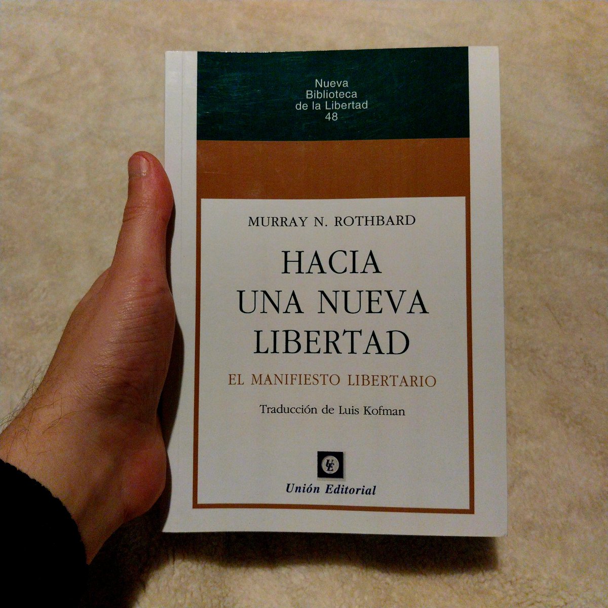 samtome97's tweet photo. Como hoy no tengo kinesiología ni entrenamiento, aprovecho el rato libre después de la jornada laboral para continuar la lectura. https://t.co/jIIu3fJRyV