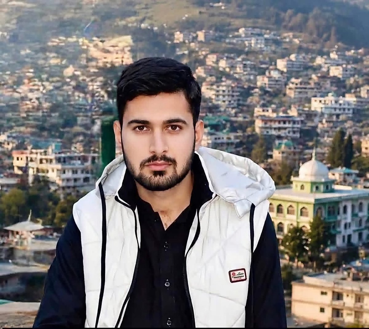 MAli484484's tweet photo. اطلاعات کے مطابق فہد کی ڈیڈ باڈی کو بہت کوششوں کے باوجود ورثاء کے حوالے کرنے سے پاکستانی سیکیورٹی فورسز نے انکار کر دیا
شرط یہ رکھی جا رہی ہے کہ شہید کی والدہ تھانے آئیں اور گواہ کی موجودگی میں لکھ کر دیں کہ میرا بیٹا دہشت گرد تھا #Rawalakot
#AzadKashmir https://t.co/1ai9vFlNbw