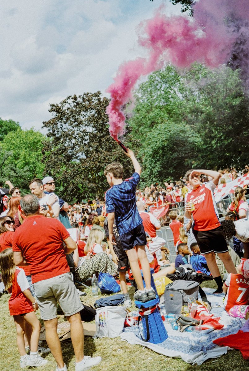 adamDpearson's tweet photo. More film from Arsenal parade at Green Lanes/Clissold Park https://t.co/pDdWGsbygG