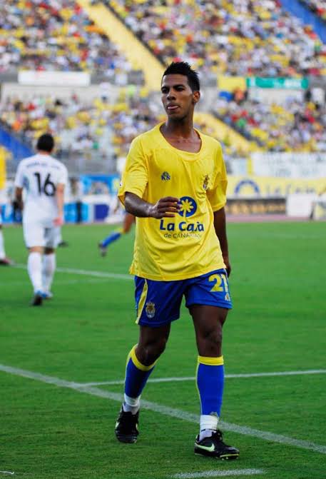 Rauuusv's tweet photo. debutaste cuando yo tenía 12 años, casi todos mis recuerdos son contigo en el campo, solo puedo darte las gracias por todo, eres ese jugador por el que vale la pena pagar una entrada

a mis hijos les hablare de ti como mi padre me habla de Tonono, Guedes

Hasta siempre! JV21 💛💙 https://t.co/lMJEmoTZPH