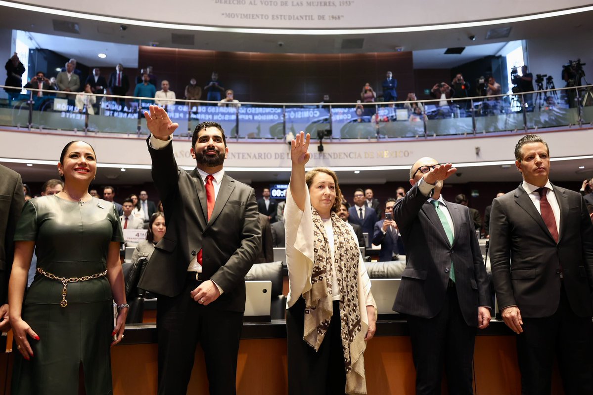 SRE_mx's tweet photo. 📸 La Comisión Permanente del Congreso de la Unión ratificó este miércoles los nombramientos realizados por la presidenta Claudia Sheinbaum (@Claudiashein) a favor de Alicia Buenrostro (@ABuenrostroMass) como embajadora en Países Bajos; de Pedro Blanco como embajador en la India, y de Roberto Lazzeri (@robertolazzeri) como embajador en Estados Unidos de América. 

La @SRE_mx les extiende una cordial felicitación y les desea éxito en sus respectivas adscripciones, para seguir trabajando por el bienestar del pueblo de México desde el exterior.

🇲🇽🤝🌎