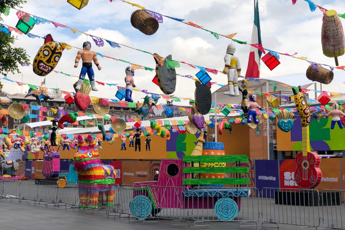 El_Universal_Mx's tweet photo. ⚽🏟️ El FIFA Fan Fest toma forma en el Zócalo de la CDMX para el arranque del  Mundial 2026. Entre estructuras, maquinaria y últimos detalles, la fiesta futbolera ya se instala en el corazón de la capital.

#Fotos: Diego Simón Sánchez | EL UNIVERSAL📸 https://t.co/38qjVXzYkw