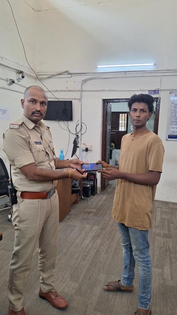 BharthinagaraPS's tweet photo. ಈ ದಿನ ಠಾಣಾ ಸರಹದ್ದಿನಲ್ಲಿ ಕಳೆದುಹೋದ ಮೊಬೈಲ್ ಫೋನ್ ಅನ್ನು ಪತ್ತೆ ಮಾಡಿ ಸಂಬಂಧಪಟ್ಟ ವಾರಸುದಾರರಿಗೆ ನೀಡಲಾಯಿತು 
@DcpEastBcp @acppnagar https://t.co/ofSbDIkZcy