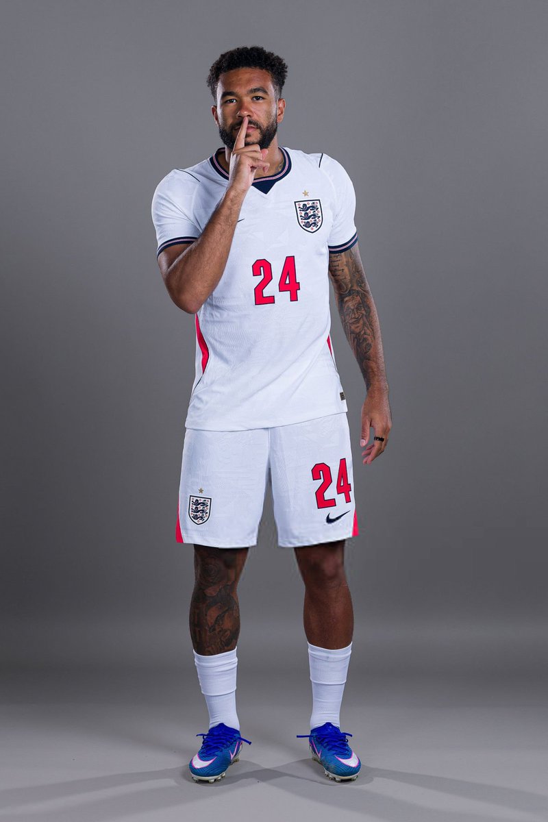 juvsther3's tweet photo. What happened to Reece James' pinky? https://t.co/azaYybQnX1