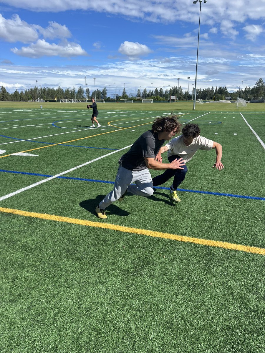 TommyB_K's tweet photo. And of course we get some 1-v-1 reps as well, the training is the complete package for an advanced athlete. Weight room never trumps movement.....🤔
TBK Athletics #BKcrew🙏🏻❤️ https://t.co/4QZ0cuRMTv