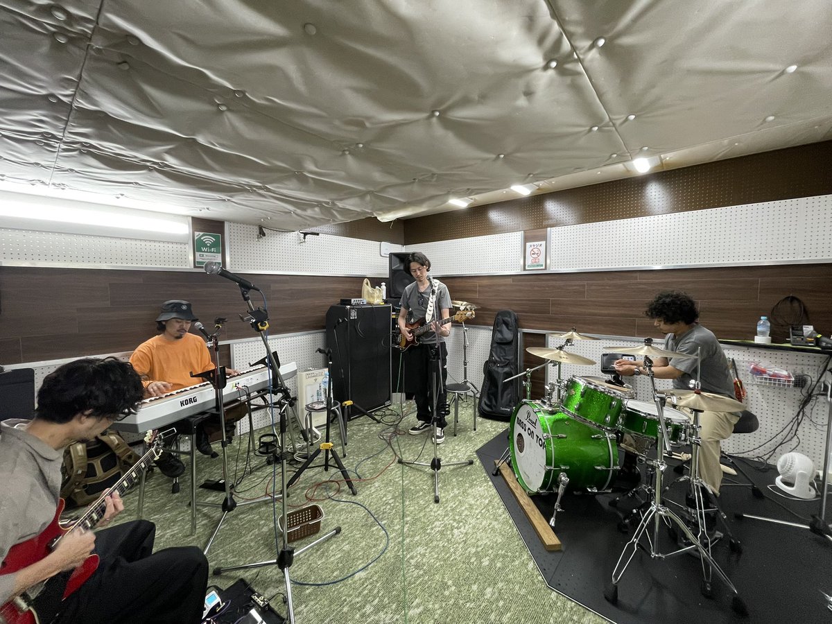 8littlebee8's tweet photo. 5人撮るのむずい
たっつぁ後ろ向くし
きよしマイク被るし
僕映らんし

当日現場で5人を見て下さい👁️👁️

#サーカスフォーカス 
#スタジオ風景 
#ユレドリ 
#まだ曲目決めきれない 

次回はこちら
https://t.co/R7mXvoI2ph

2回目はユレをアレしよう😏 https://t.co/SiankMzNjn