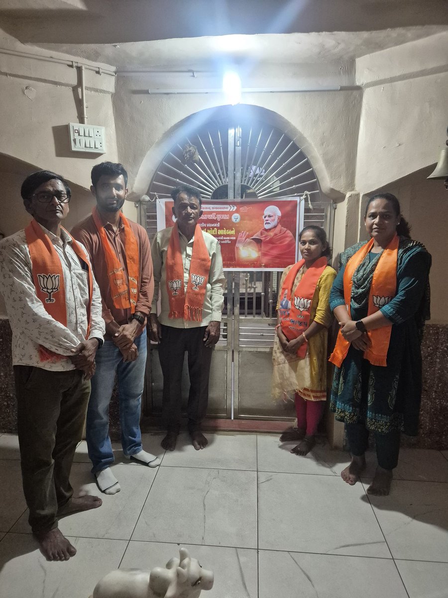 GaytriPatel16's tweet photo. માનનીય વડાપ્રધાન  શ્રી નરેન્દ્ર ભાઈ મોદી સાહેબના સફળ નેતૃત્વ હેઠળ કેન્દ્ર સરકારના અવિરત ૧૨ વર્ષ પૂર્ણ થયાના ગૌરવશાળી અવસરે,  બાયડ શહેર વોર્ડ નં ૩ અરજણવાવ ખાતે મહાઆરતી નું આયોજન કરવામાં આવ્યું https://t.co/2aTfEppnHV