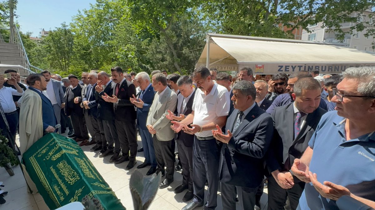 MetinYAZAR2's tweet photo. TEŞEKKÜR MESAJI

Babamız Hacı Fettah YAZAR'ın vefatı dolayısıyla cenazemize ve taziye (Mevlid-i Şerif) programımıza katılarak acımızı paylaşan;
İstanbul milletvekili Sn. Şamil AYRİM,
Geçmiş Dönem İstanbul Milletvekili Sn. Mehmet Bülent KARATAŞ, 
Geçmiş dönem İstanbul Milletvekili Sn. Ali ÖZGÜNDÜZ,
İstanbul vali yardımcısı ve Esenyurt belediye başkan vekili Sn. Can AKSOY
Esenyurt Kaymakamı Sn. Fatih ÇOBANOĞLU 
Zeytinburnu kaymakamı Sn. Dr Adem USLU 
Türkiye Caferileri lideri Sn. Selahattin ÖZGÜNDÜZ 
Zeytinburnu Belediye Başkanı Sn. Ömer ARISOY 
Önceki dönem MHP il başkanı Sn. Sertel SELİM 
MHP il sekreteri Sn. Mehmet ÇAMUR  
MHP il Muhasibi Sn. Turgay ÖZBAŞ
 MHP il başkan yardımcısı Ayhan ARAS 
MHP il Yönetim kurulu üyesi Erdem AYDIN,
Ahmet ATABEY, 
Cebrail BİRSEN,
Geçmiş dönem il yönetim kurulu üyeleri 
AK Parti il başkan yardımcısı Mehmet ŞAHİN'e, 
Iğdır Anahtar Partisi il başkanı Adem TURAÇ'a  
Zeytinburnu MHP ilce başkanı Mustafa SÖNMEZOĞLU 
Güngören MHP ilçe başkanı Kemal UYSAL
Bahçelievler MHP ilçe başkanı Muammer FETTAHOĞLU 
Esenler MHP ilçe başkanı Av. Alican ERDOĞAN 
Esenyurt Ak parti ilçe başkanı Togay COBAN
Zeytinburnu AK Parti ilçe başkanı Mustafa YALÇINKAYA 
Esenyurt MHP ilçe başkanı Alpaslan ERDOĞAN 
Küçükcekmece MHP ilçe başkanı Ekrem SARİSOY'a,
Caferi-Der Başkanı Hacı Hasan BABUR'a
BiSavunma Yönetim Kurulu Başkanı Muhammed KESKİN 
Tümkiyad Genel Başkanı Nihat TANRIKULU'na,
Haramidere Cemevi Başkanı Leyla ERDOĞAN 
Zeytinburnu Geçmiş dönem Belediye Başkanı Adil EMECAN'a,
Geçmiş dönem Fenerbahçe Spor Kulübü Başkan vekili Mehti ŞEREN'e,
Geçmiş dönem İl sekreteri Feti Ahmet ALPASLAN'a İl Bşk.Yrd Sn Ahmet Ali AYDIN'a 
MHP geçmiş dönem MYK üyeleri Muhsin KOÇ, Erdem KARAKOÇ, Ahmet Savaş ÇOLAK ve Gökhan Türkeş ÖNGEL'e Esenyurt Muharip Gaziler Derneği Başkanı Ömer Aslan ve Gazilerimize,MHP önceki dönem ilçe Başkanları Habip KAPICIOĞLU,Onur YEŞİL,Hakan BAKMAZ,Ali Arslan BAŞ,Halit ÖZER'e,
MHP Güngören Meclis Üyesi Mehmet CELEP
Zeytinburnu belediyesi meclis üyeleri Reşat OK 
Satılmış ORAL 
Metin GÖNÜLTAŞ 
MHP Esenyurt meclis üyeleri Mustafa YILMAZ,Ali DEMİREZEN,Mehmet Onur KOCALİ,Kemal ÇETİN, 
Zafer partisi il Bşk.Yrd Gencay AYBEK'e, Geçmiş dönem Esenyurt Belediye Bşk.Yrd Gazanfer KARAKAŞ'a, Geçmiş dönem Meclis Üyeleri Aytaç ÖZER'e, Erol AYDENİZ 'e,
Esenyurt ve Zeytinburnu Mahalle muhtarlarımıza,İFA SPOR Kulübü Geçmiş dönem Başkanı Aydın AYDENİZ'e,
TFF Genç Milli Takimlar sorumlusu Bülent AKYİLDİZ 
Ülkü Ocakları başkanları ve geçmiş dönem Ocak başkanlarımız,Esenyurt H.Hasan camii hocası ve cemaatine,
CNN haber yorumcusu Hacı Cevat GÖK'e,TV yapımcısı ve sunucusu Kıyas ÇİMEN'e
Sendika Başkanlarına, Avcılar Diş Hastanesi Başhekimi Sn.Dr Doğan Bozkurt BÜYÜKDAĞ'a Geçmiş dönem Esenyurt Devlet Hastanesi Başhekimi Tuncay KARAHAN 'a
CENAZEMİZE ve TAZİYE ( Mevlid-i şerif ) ' imize katılım sağlayarak acımıza ortak olan tüm Devlet Büyüklerimize,Kurum ve STK Başkanlarına,
Yoğun Programlarından dolayı telefonla arayarak açımızı paylaşan
MHP Genel Bşk.Yrd Sn İsmail Faruk AKSU büyüğümüze, İstanbul MHP İL Başkanı Sn Volkan YILMAZ'a, MHP IĞDIR İL Başkan�� Hüseyin ATEŞ'e, Ülkü Ocakları IĞDIR İL Başkanı Alpaslan ÇELİKTEN'e 
MHP Geçmiş dönem Genel Başkan Yrd. İstanbul Milletvekili Atilla KAYA'ya,MHP Geçmiş dönem Genel Sekreter Yrd. Iğdır Milletvekili Abbas BOZYEL'e, MHP Geçmiş dönem Milletvekili İhsan BARUTÇU'ya,Geçmiş dönem Milletvekili ve MYK Üyemiz Hayati ARKAZ,MYK Üyelerimiz Birol GÜR, Yavuz TELLİOĞLU, Murat KOTRA, Geçmiş dönem MYK üyemiz Nevzat ÜNLÜTÜRK Beyefendilere, MHP Geçmiş dönem Esenyurt İlçe Başkanı Halil KAVAL'a
Babamın yıllara dayanan dostlarına,ailemizin eş ve dostlarına,Camilerimizin Değerli Hocalarına,uzaktan,yakından gelen tüm akrabalarımıza
Sosyal Medyadan acımızı paylaşım yapan ve mesaj ileten binlerce dava ve yol arkadaşlarımıza cenazemizin ilk gününden itibaren yanımız da bulunan teşkilat mensuplarımıza ve hizmet eden emeği geçen listeye ekleyemediğimiź ve ismini unuttuğumuz herkese 
YAZAR Ailesi olarak teşekkür ederiz.