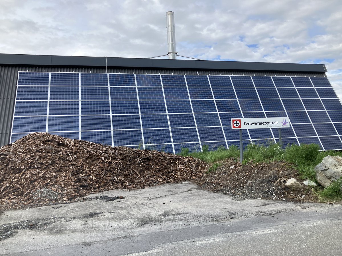 healthandforest's tweet photo. Die nächste holzbetriebene Fernwärmeanlage mit Solarpanels.
Die Gemeinde #Eischoll im #Oberwallis rechnet vor, durch die Verbrennung von regionalem Wald würden 1.050 Tonnen CO2 eingespart. Ein Lügenmärchen - ergänzt durch das Eigenlob der Gemeide, sie sei achtsam mit der Umwelt. https://t.co/COlbUyOM2s