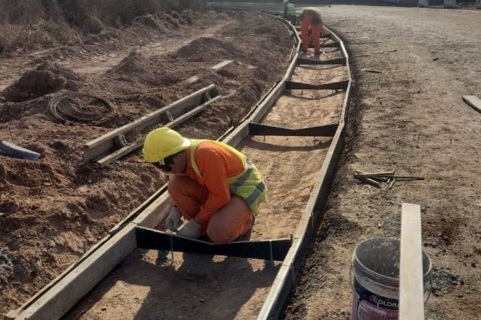 gobdecordoba's tweet photo. Avanza la pavimentación de la Ruta Provincial S-433, que une #ColoniaCaroya y #Tinoco, con una longitud de 10,1 km.🚧
👷♂️Esta primera etapa contempla los trabajos sobre el tramo que comienza en la intersección con la RP A-174, cruza el río Carnero y bordea por el Sur a la localidad de Tinoco.
🛣️En una segunda etapa se completará con el asfaltado hasta #SantaRosadeRíoPrimero.
Esta obra contribuirá significativamente al desarrollo social y comercial de la zona🙌
#HacerParaCrecer