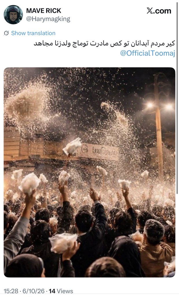 shamiiimrad's tweet photo. توماج به صدای آمریکا نگفت مردم از سر گرسنگی انقلاب کردند که هی عکس برنج‌های پخش شده‌‌ی آبدانان رو می‌ذارید و فحش می‌دید!
گفت افرادی که فکر می‌کنند با زدن زیرساخت‌ها مردم گرسنه می‌شند بعد می‌ریزند تو خیابون انقلاب می‌شه، در اشتباهند و کلاً انقلاب از سر گرسنگی جواب نمی‌ده و آگاهی لازمه!
یک سطلی دیدید دو زار قدرت درک مطلب داشته باشه؟ در این حد که یک خط توییت رو درست بخونه و دچار سوتفاهم نشه و رم نکنه؟
مثل وقتی گل‌شیفته تو تلویزیون فرانسه گفت آمریکا اگه حمله کنه دنبال منافع خودشه، فحشش می‌دا‌دند چرا گفتی جنگ بده! (انگار جنگ خوبه!)
حالا مگه شما انقلاب کردید که به خودتون گرفتید؟
چه از سر سیری؟ چه از سر گرسنگی؟
شاهتون پنج ماهه در تدارک بازگشت به میهنه، هنوز هواپیما پیدا نکرده سوار بشه…
اصلاً اسم انقلاب رو نیارید که گنده‌تر از دهنتونه! زوزه می‌کشیدید اسراییل براتون کودتا کنه که اون قضیه دیگه کنکله…
آبدانان هم کردستانه!
کوردستان گورستان فاشیستانه!
جای شما پدرسوخته‌ها نیست…