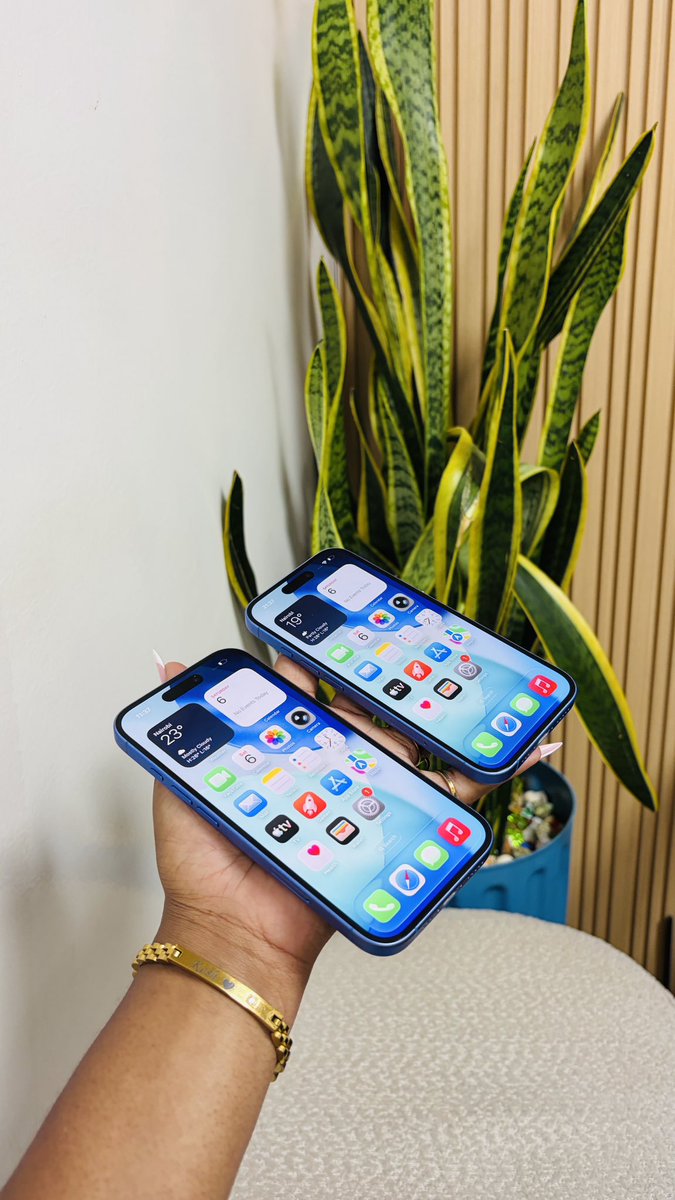 PhoneExpressKe's tweet photo. IPHONE 16 DEALS🔥

📱 Design

•Dimensions: 147.6 × 71.6 × 7.8 mm | Weight: 170g
•Build: Glass back, Aluminum frame
•Colors: Black, White, Pink, Teal, Ultramarine
•IP68 water/dust resistant ￼
•Biometrics: Face ID (3D)

🖥️ Display

•6.1-inch Super Retina XDR OLED, 60Hz, HDR ￼
•Resolution: 2556×1179px, 461 PPI, 19.5:9 ratio ￼
•Peak brightness: 2000 nits; protection: Ceramic Shield ￼

⚙️ Performance

•Chipset: Apple A18 (3nm), Hexa-core (2×4.04GHz + 4×2.20GHz) ￼
•GPU: Apple 5-core ￼
•RAM: 8GB LPDDR5 | Storage: 256GB
•OS: iOS 26

📷 Camera

•Rear: Dual — 48MP main (f/1.6, OIS, PDAF, Sony IMX904, 1/1.56”) + 12MP ultrawide (f/2.2, PDAF) ￼
•Front: 12MP with ToF autofocus, HDR ￼
•Video: 4K@60fps, 1080p@240fps, Dolby Vision HDR, Cinematic mode ￼

🔋 Battery

•3,561 mAh Li-Ion ￼
•Wired: 20W fast charging | Wireless: 25W MagSafe, Qi2 | Reverse wired charging supported ￼

📡 Connectivity

•5G (Sub-6 + mmWave), Wi-Fi 7, Bluetooth 5.3, NFC, Ultra Wideband (UWB) ￼
•USB-C (USB 2.0 speed) ￼
•SIM:Physical + E-sim￼
•GPS, Glonass, Galileo, BeiDou

📑6 Months Warranty 

🏷️Free 25 Watts Recommended Adapter
🏷️Free Deluxe OG Screen Guard
🏷️Free Premium Silicone Case

Delivery Countrywide 📦🚚
88,000ksh
Happy Shopping 🛒🛍️