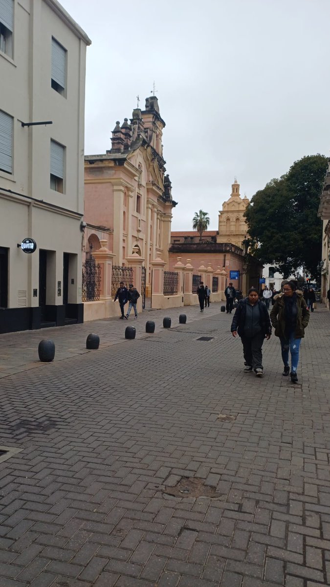 delovesjin's tweet photo. salidita con mi mujer, nos besamos en una iglesia así que técnicamente estamos casadas https://t.co/G63S0xEMvZ