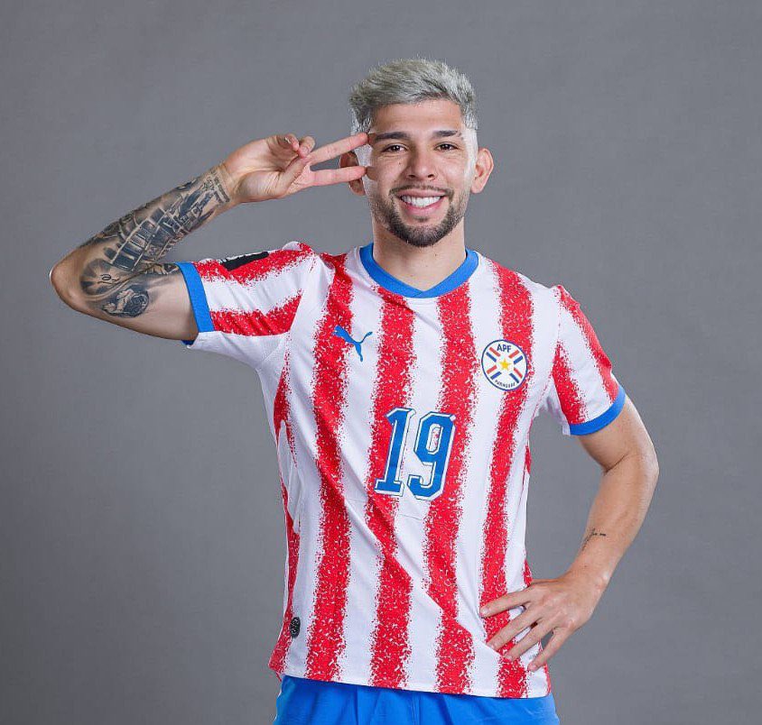 nikoleconk's tweet photo. Yo estoy segura que el fotógrafo yankee le quiso dar indicaciones serias a nuestra selección y le aplicaron un “mba’e piko” y ambos grupos decidieron vivir nomas ya su mejor momento del día y regalarnos estas joyas de memes jajsjsjsjsja https://t.co/hArtV22d9j