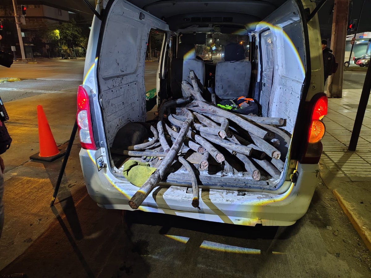 MuniNunoa's tweet photo. Seguridad Ñuñoa logró la detención de una banda dedicada al robo de cables gracias a una alerta al 1445 por actividad sospechosa en Grecia con Pedro de Valdivia. Apesar de intentar huir, los sujetos fueron detenidos y puestos a disposición de Carabineros.
#ÑuñoaMásSegura. https://t.co/BXcxJbDnW9