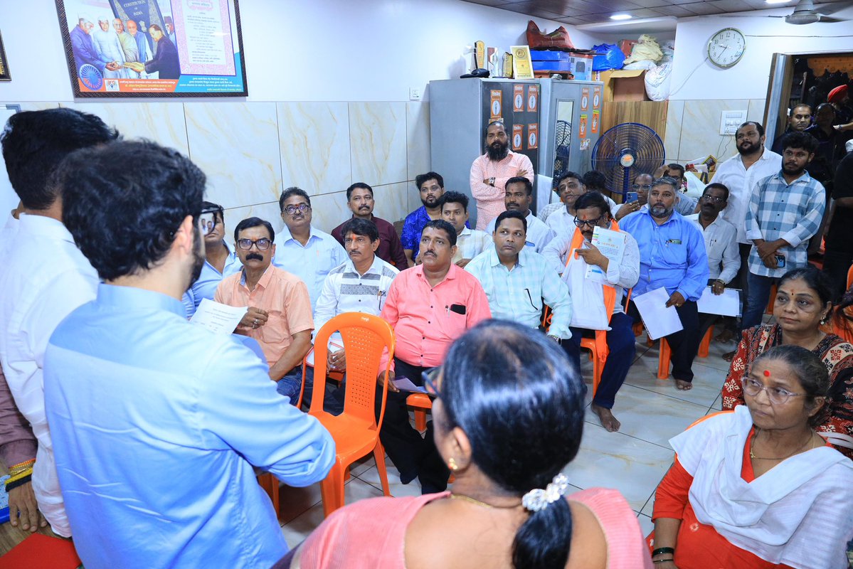 AUThackeray's tweet photo. आज मुंबईमधील विविध विधानसभेतील शिवसेना शाखांना भेट देऊन, शिवसैनिकांची तसेच स्थानिक रहिवाशांची भेट घेतली.
त्यांच्यासोबत संवाद साधून, त्यांच्या समस्या जाणून घेतल्या.

चेंबूर व अणुशक्तीनगर विधानसभेतील 
सुमन नगर, शाखा क्र.१५५ ह्या शाखा 
भेटीची क्षणचित्रे! https://t.co/2riqC9FdYB