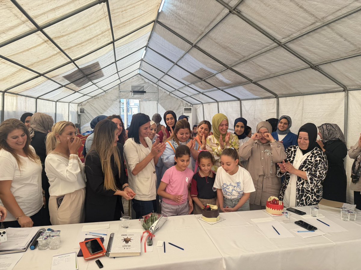 avfatmagulcalim's tweet photo. Küçük bir kutlama yaptık.
Doğum günü olan yol arkadaşlarımızın gününü kutladık🎂
Biz kocaman bir aileyiz 🤍
İyi ki doğdunuz ✨ https://t.co/keqRNhZT3K