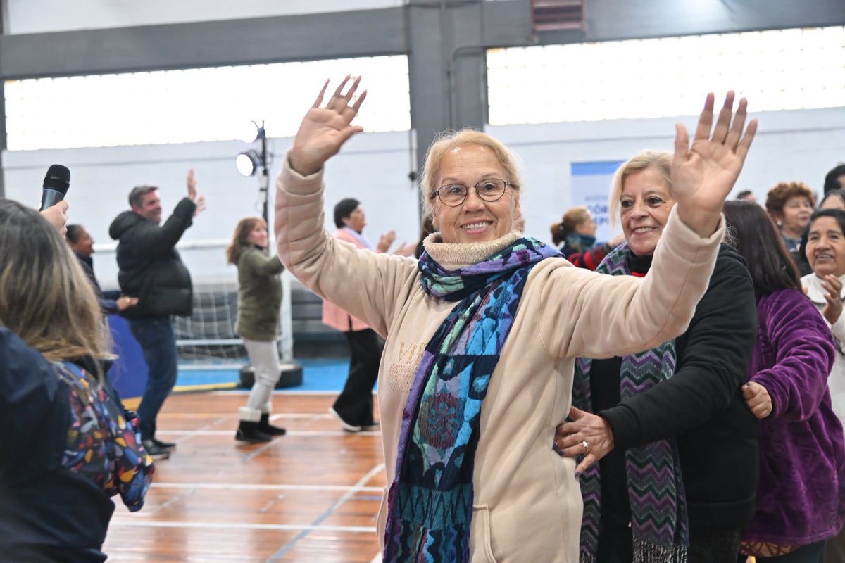 miguelsiciliano's tweet photo. ¡GRAN JORNADA DEPORTIVA CON NUESTROS MAYORES!

Vivimos una jornada hermosa en el #Kempes junto a los Centros Integrales para Personas Mayores de toda la Ciudad, donde hubo deportes, juegos y recreación. 

La vejez activa, la socialización y el ejercicio son fundamentales para la salud de los mayores, pero también para su felicidad. 

Un trabajo conjunto entre la Provincia y la Caja de Jubilaciones, en el marco del Mes del Buen Trato a las Personas Mayores, para que los cordobeses vivan cada día un poco mejor. Sigamos unidos, haciendo de nuestra gran casa un lugar que nos contenga a todos.

#HacerParaCrecer