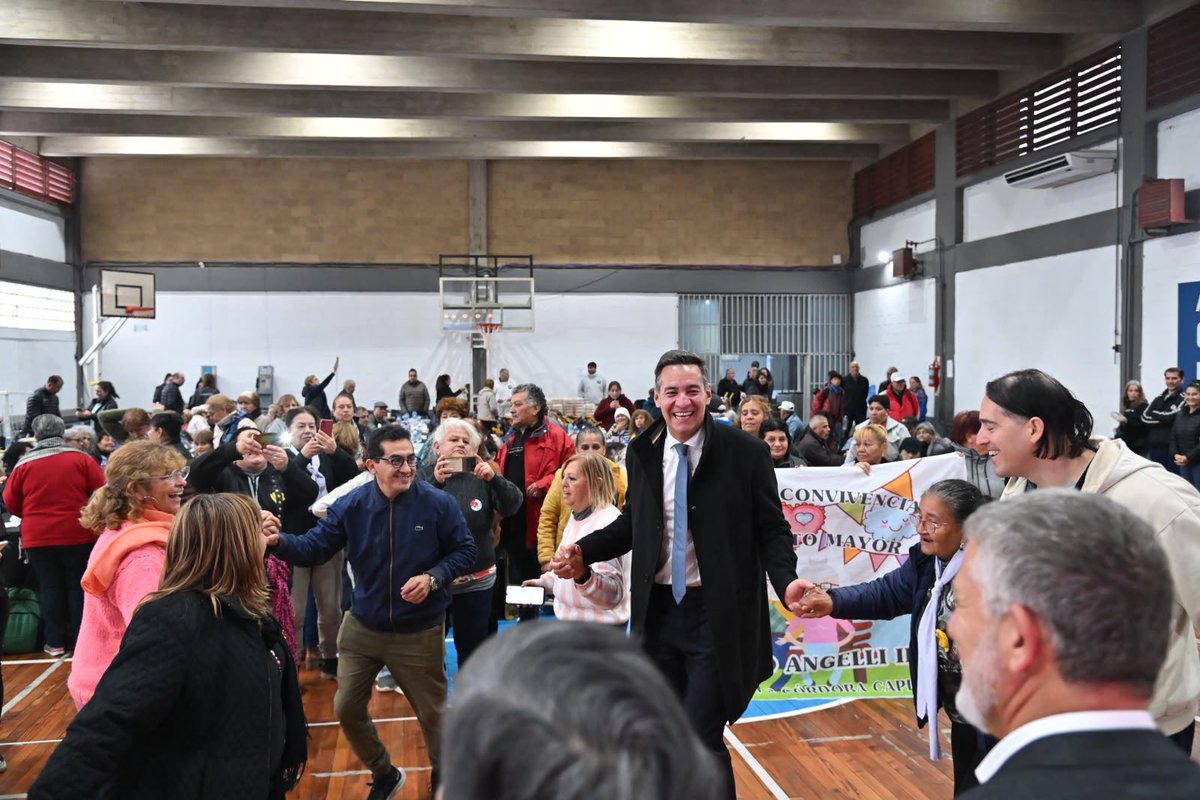 miguelsiciliano's tweet photo. ¡GRAN JORNADA DEPORTIVA CON NUESTROS MAYORES!

Vivimos una jornada hermosa en el #Kempes junto a los Centros Integrales para Personas Mayores de toda la Ciudad, donde hubo deportes, juegos y recreación. 

La vejez activa, la socialización y el ejercicio son fundamentales para la salud de los mayores, pero también para su felicidad. 

Un trabajo conjunto entre la Provincia y la Caja de Jubilaciones, en el marco del Mes del Buen Trato a las Personas Mayores, para que los cordobeses vivan cada día un poco mejor. Sigamos unidos, haciendo de nuestra gran casa un lugar que nos contenga a todos.

#HacerParaCrecer