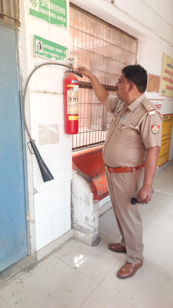 hathrasfire's tweet photo. SPHTS के निर्देशन व CFOHTS के नेतृत्व में स्कीम नं0-5 के अंतर्गत जनपद हाथरस में संचालित होटलों व रेस्टोरेंटों का अग्निसुरक्षा के दृष्टिकोण से फायर ऑडिट किया गया तथा उपस्थित स्टॉफ को अग्नि सुरक्षा के सम्बन्ध में जागरूक कर प्राथमिक अग्निशमन उपकरणों को चलाने का प्रशिक्षण दिया गया। https://t.co/syBzRqrm7s
