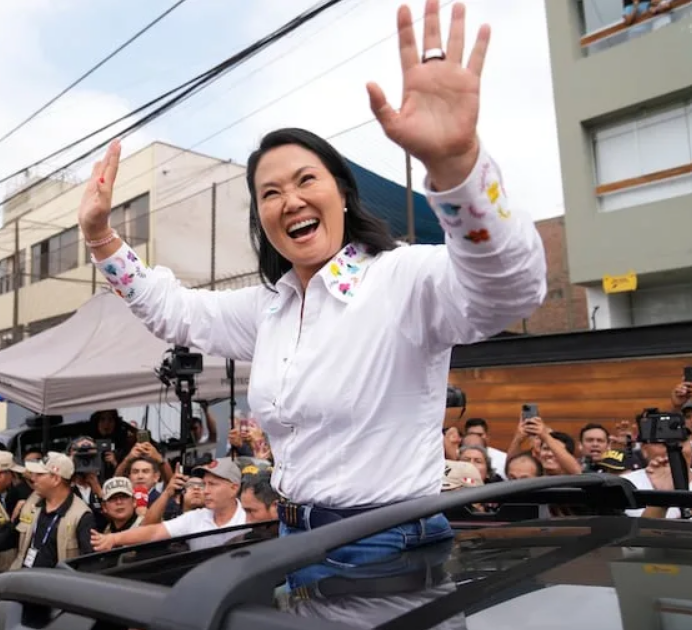 ElTrumpista's tweet photo. ATENCIÓN

En Perú es inminente la victoria de Keiko Fujimori: está arrasando en el extranjero. Proyecciones la dan ganando por 40 mil votos

Sin embargo la extrema izquierda no se queda quieta y se dice que buscará anular las elecciones. Las chances aún bajas, pero todos atentos https://t.co/OBw96ZTpr3