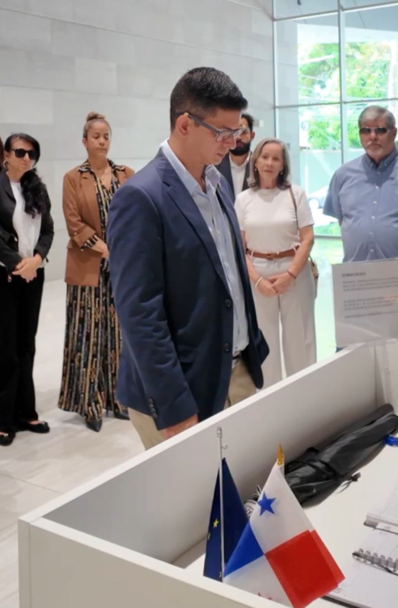 MundoConVzla's tweet photo. ‼️Más de 500 venezolanos siguen presos por pensar distinto, el regimen demostró que puede ocultar su muerte. 

Por eso en 📍Panamá, entregamos un documento ante la delegación de la Unión Europea en Panamá, solicitando que se sumen a nuestra exigencia: fe de vida de nuestros presos políticos y que el régimen permita la entrada de la @CIDH como mecanismo independiente que pueda verificar la situación de las victimas y las violaciones de derechos humanos en Venezuela. 

#CIDHEnVzlaYa 🇻🇪