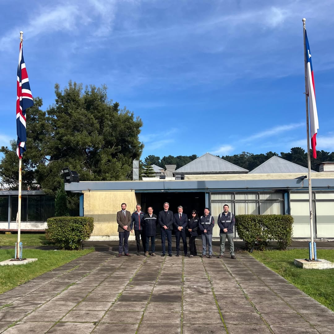 JoseJavierGo's tweet photo. @LatrincheraCL Informa en su cuenta de instagram Huachipato 2.0, el embajador del UK en Chile, David Concar, visitó recientemente las instalaciones de Huachipato junto a representantes de la firma británica Babcock, en una actividad orientada a explorar oportunidades de cooperación industrial vinculadas al sector de la construcción naval