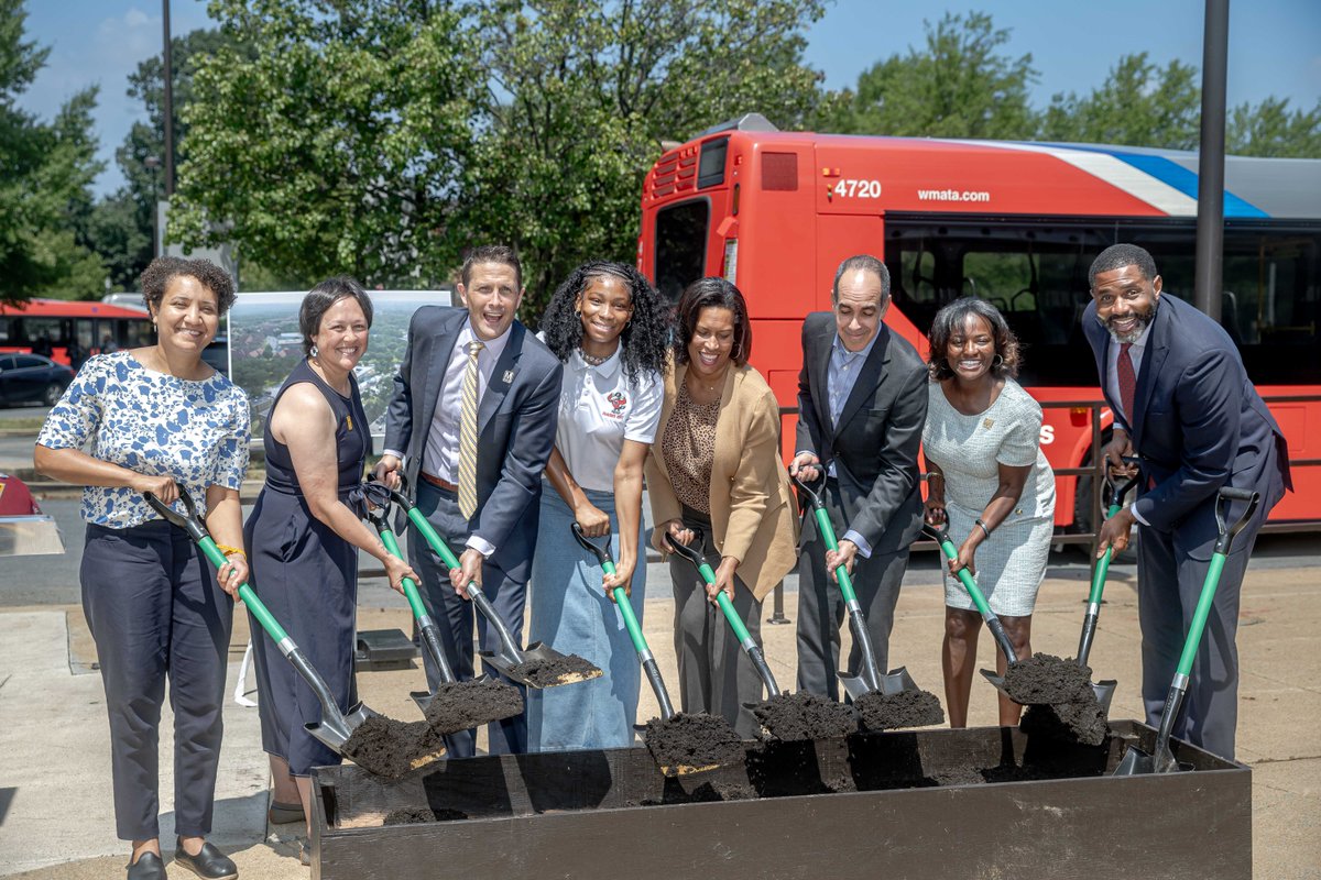 wmata's tweet photo. Today, @wmatagm joined @MayorBowser, Metro Board Member Dr. Tracy Hadden Loh, and @dcpl Executive Director Richard Reyes-Gavilan to announce a joint development project at Congress Heights including a new public library and bus loop! 📚 
 
Learn more: https://t.co/It6j3B0Vde https://t.co/mKCkRjKxeQ