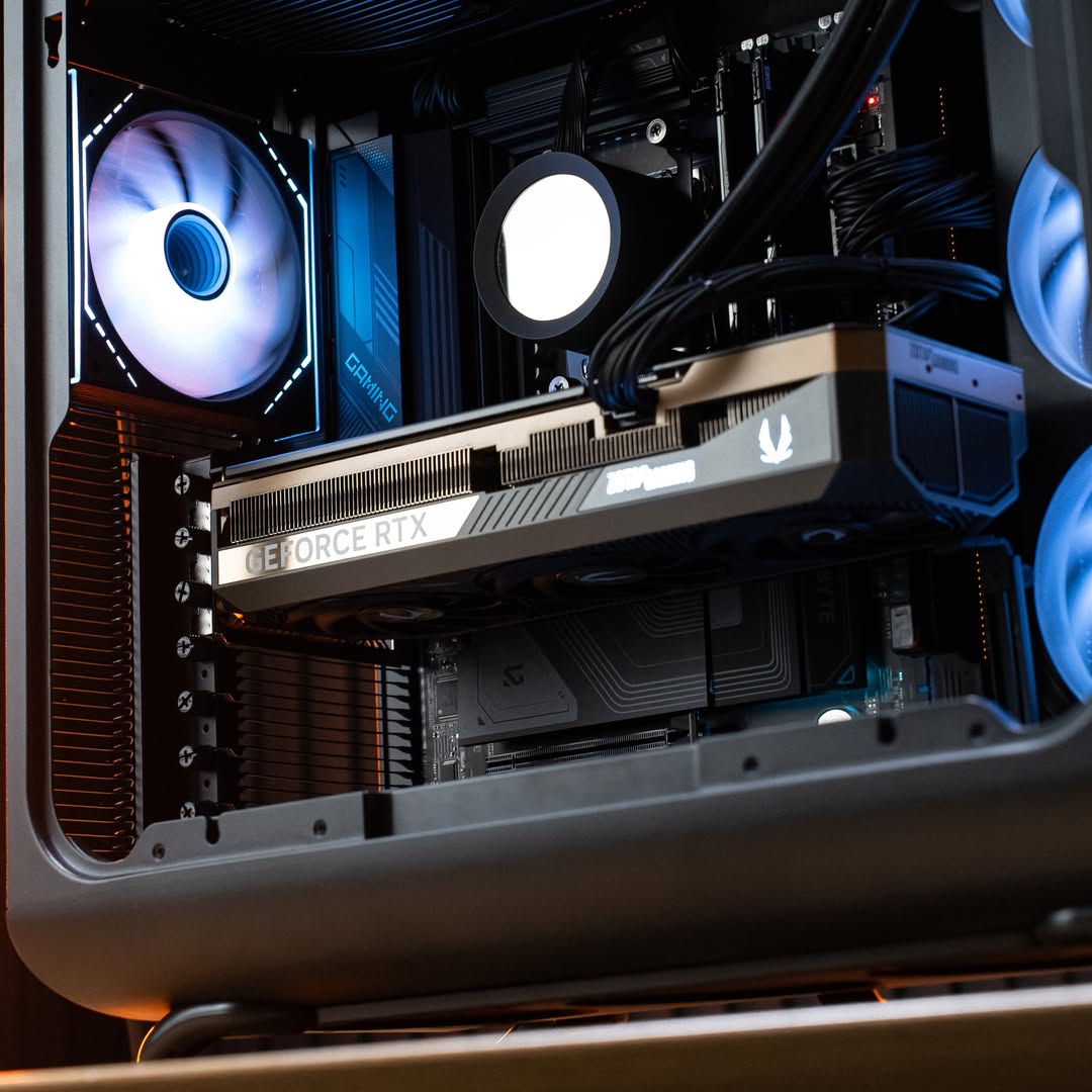 ZOTAC_USA's tweet photo. Built🖥️⚔️ and prepared for battle🛡️🔥 powered by the ZOTAC GAMING GeForce RTX 5080 SOLID CORE OC.
📷 IG: https://t.co/tAqABJxDE2
#RTX5080 #RTX50 #SOLID #CORE #OC #GamingPC #PCBuild #Tech #GPU #PCHardware #PCComponents https://t.co/2r6PC321kW