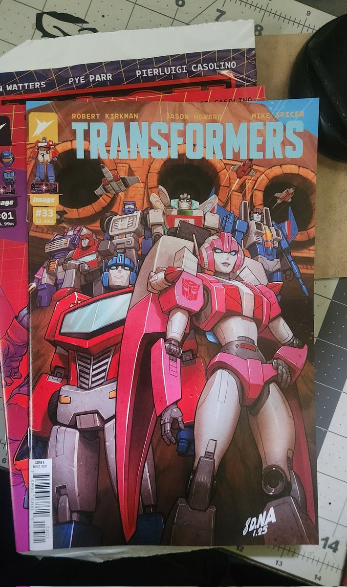 HeltzMJ's tweet photo. It's a very exciting New Comic Book Day. #comicbook #MASK #motu #transformers #energonuniverse https://t.co/MyFkDktXok