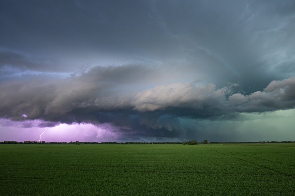 Jeremyrand101's tweet photo. BOOM! Tornado warned storm near Beausejour, Manitoba
7:30pm, June 7th 
 #mbstorm https://t.co/D5gq42p44y