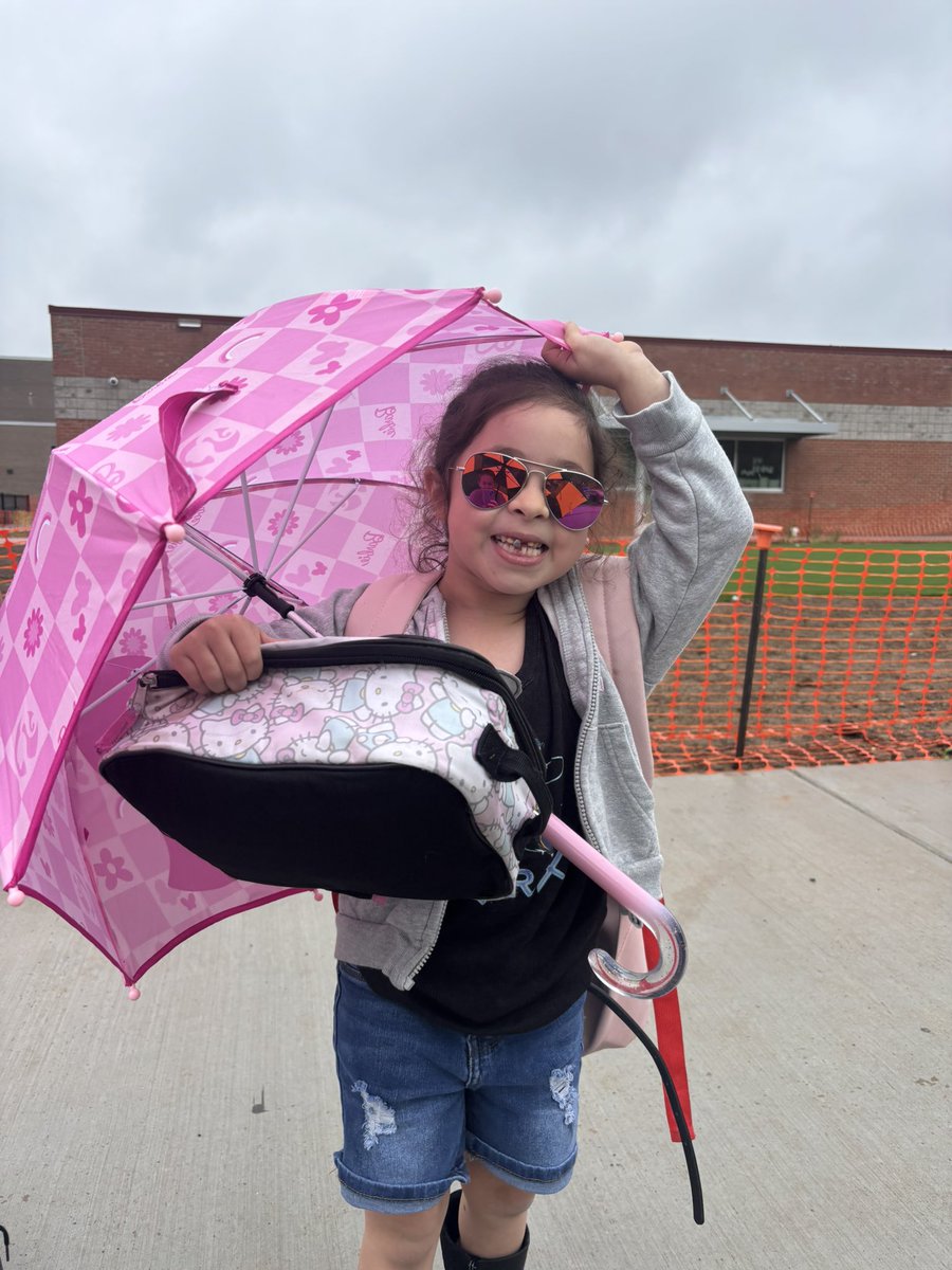 GlennPride's tweet photo. We'd like to wish all our Glenn faculty, staff, families, partners &amp; most importantly, STUDENTS an amazing start to the summer! Be safe, read lots of books, play outside, eat popsicles &amp; HAVE FUN! We will miss you &amp; we can't wait to see you in August. Have a wonderful break! https://t.co/kuUooK2kJY
