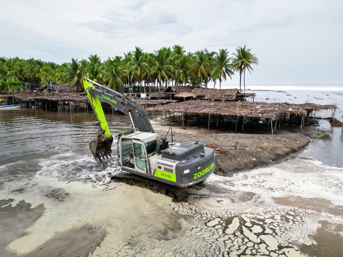 soyanoticias's tweet photo. OBRAS PÚBLICAS INTERVIENE BOCANA DE GARITA PALMERA PARA MEJORAR FLUJO DE AGUA

Personal del Ministerio de Obras Públicas ejecuta labores de drenaje en la bocana de Garita Palmera, en el departamento de Ahuachapán, como medida preventiva ante las lluvias asociadas a la tormenta tropical Cristina.

Los trabajos incluyen la remoción de acumulaciones de arena que dificultan el flujo del agua, permitiendo una mejor evacuación hacia el mar.

Con estas acciones se busca reducir posibles afectaciones por inundaciones en sectores vulnerables de la zona costera.