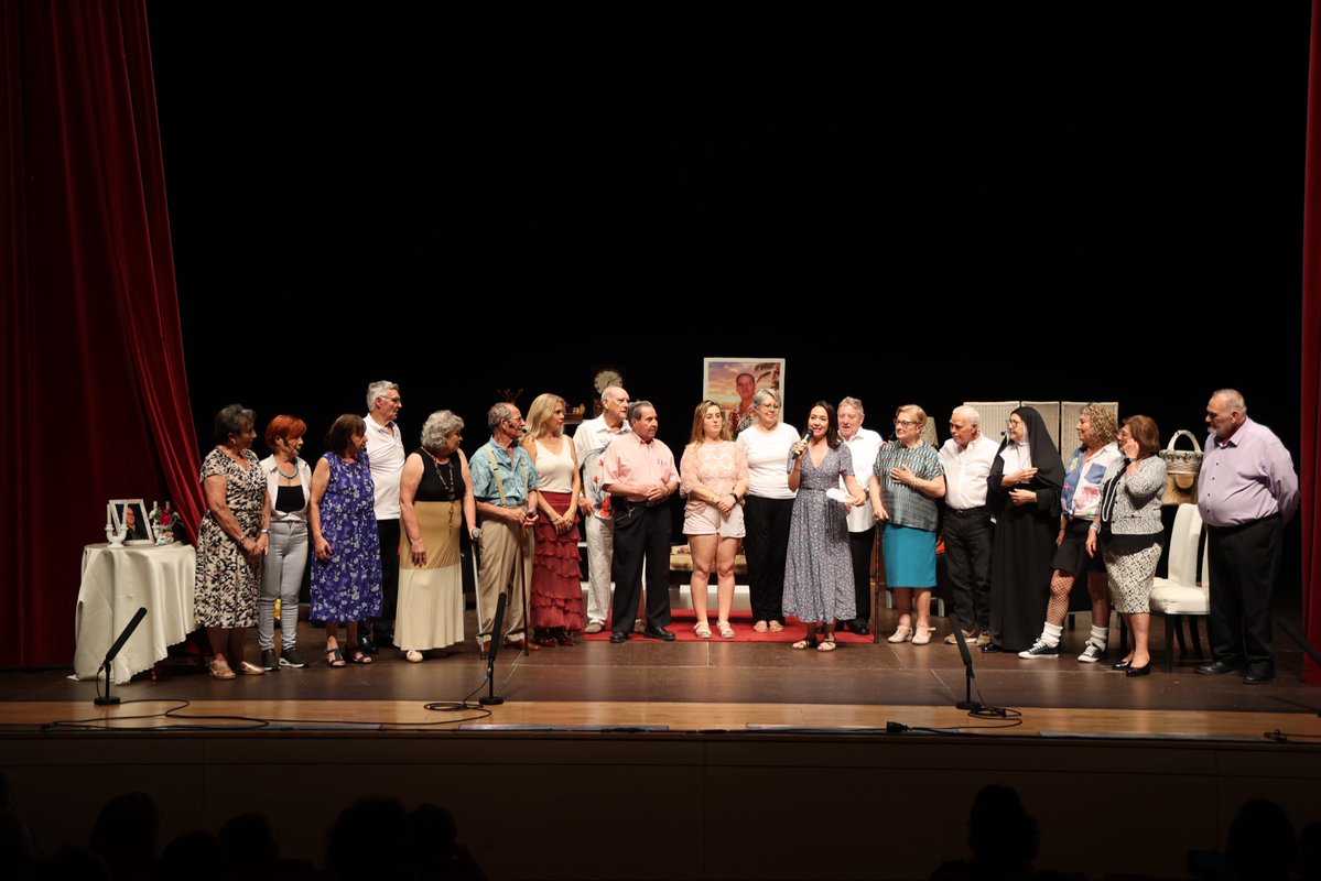 Arroyomolinos's tweet photo. Esta tarde hemos disfrutado del acto de fin de curso del Centro de Mayores de #Arroyomolinos: teatro, guitarra y mucha ilusión. Un ejemplo de convivencia y aprendizaje sin edad. 

Gracias por ser un pilar fundamental para el municipio. https://t.co/nn9WAU0tDj