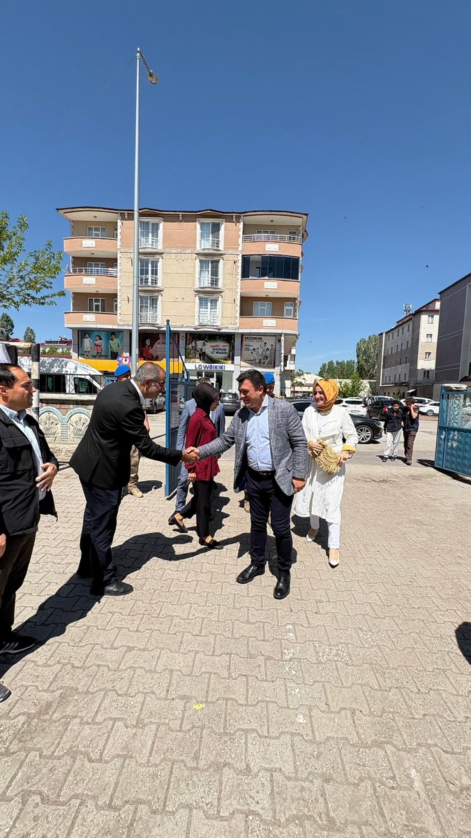 PatnosMEM's tweet photo. "CENGİZ TOPEL İLKOKULUNDA YIL SONU KERMESİ COŞKUSU"

Kaymakamımız Sayın Burak DERTLİOĞLU ve değerli eşi Sayın Merve KAZEZ DERTLİOĞLU, İlçe Millî Eğitim Müdürümüz Sayın Yüksel ZORLU ve Şube Müdürümüz Sayın Mecit IRMAK ile birlikte Cengiz Topel İlkokulu tarafından düzenlenen Yıl Sonu Kermesi Programı'na katılım sağladılar.

Öğrenci, öğretmen ve velilerimizin yoğun emekleriyle hazırlanan kermeste stantlar gezilerek gerçekleştirilen çalışmalar incelendi. Program boyunca öğrencilerimizle yakından ilgilenen protokol üyeleri, okul aile iş birliğinin önemine vurgu yaparak emeği geçen yönetici, öğretmen, öğrenci ve velilerimize teşekkür ettiler.

Eğitim ailemizin birlik, beraberlik ve dayanışma ruhunu yansıtan bu anlamlı etkinliğin düzenlenmesinde emeği geçen herkesi tebrik ediyor, öğrencilerimize başarılı ve mutlu bir gelecek diliyoruz.

@tcmeb 
@tcagrivaliligi 
@agrimem 
@patnos_004
@zorluyuksel