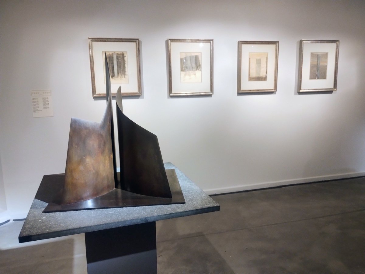 MelgarGra's tweet photo. #MuestrasTemporarias
#MNBA
Hasta el 9 de agosto, se puede visitar, en el 2do. piso del @bellasartesAR, "Vechy Logioio - Travesía", con curaduría de Andrés Duprat. Ayer se inauguró: esculturas, témperas y collages, que muestran un inigualable tratamiento de los materiales https://t.co/pe99OZFBxU