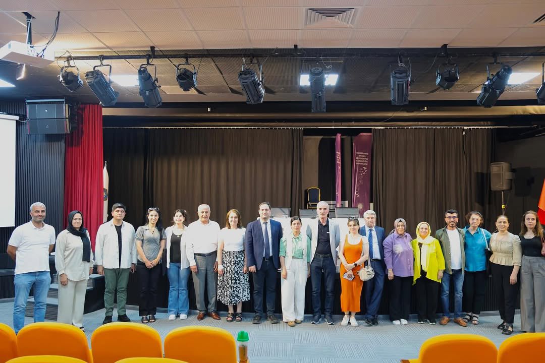 semra_akyuzz's tweet photo. 📍 GABB  Düzenlediği Belediye Mevzuat Eğitimi Programına Katılım Sağladık

 📌🗒️Eşbaşkan Mehmet Şerif Arzu ve meclis üyelerimizle birlikte, GABB (Güneydoğu Anadolu Bölgesi Belediyeler Birliği) tarafından, Diyarbakır Büyükşehir Belediyesi Ali Emiri Konferans Salonun’da düzenlenen Belediye Mevzuatı Eğitimi Programına katılım sağladık. 

📍Em beşdarî Bernameya Perwerdehiya Qanûnsaziya Şaredariyan bûn 

📌🗓️ Bi Hevşaredar, Mehmet Şerif Arzu û endamen meyên meclise em beşdarî Bernameya Perwerdehiya Qanûnsaziya Şaredariyan bûn ku ji hêla GABB (Yekîtiya Şaredariyên Başûrrojhilatê Anatoliyê) ve li Hola Konferansê ya Alî Emirî ya Şaredariya Bajarê Mezin a Amed’ê hate organîzekirin.