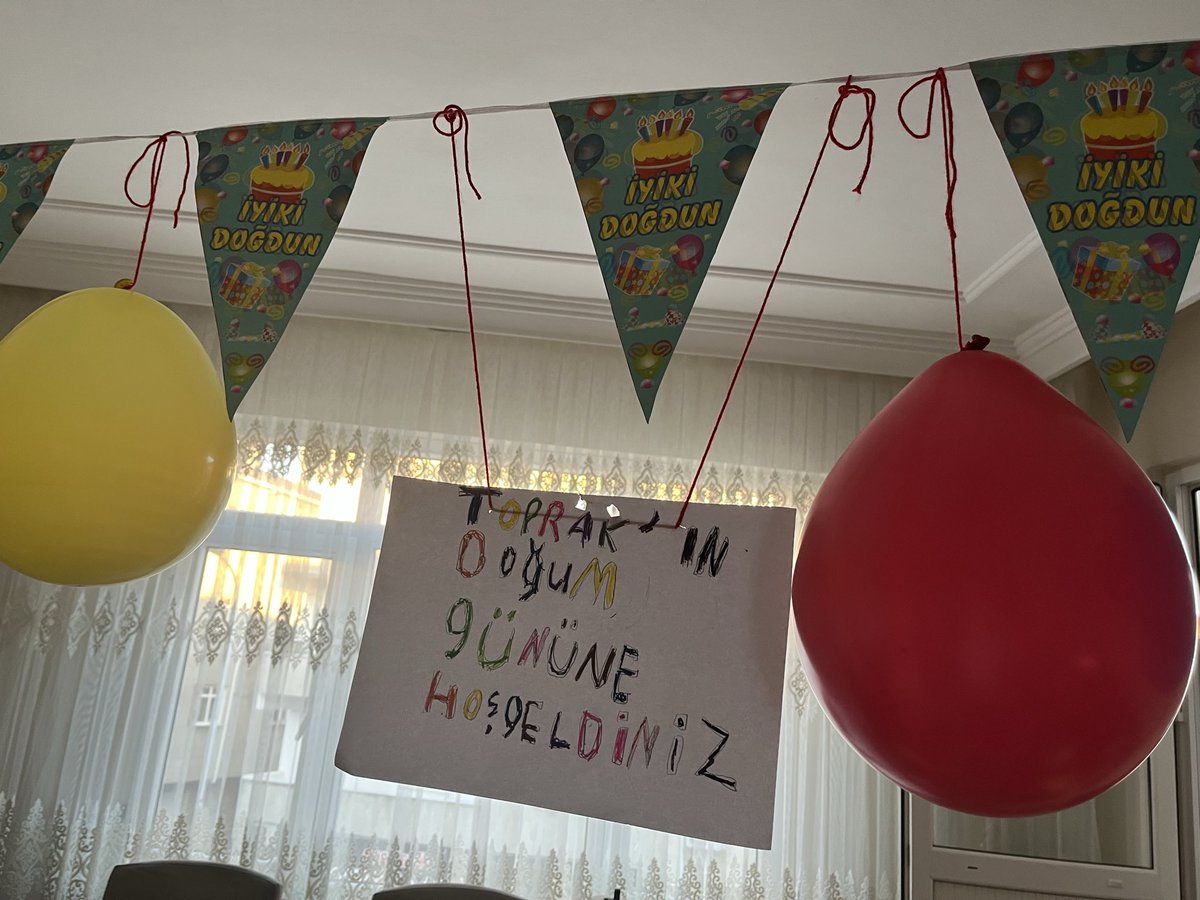 bplexbl's tweet photo. okuma yazma da biliyor artık hazırladığı şeye bakın benden güzel yazmış. akşam yemeğinden sonra dondurmaya mum diktik sadece ama onun yaşam enerjisi>>>> https://t.co/I6ObkLQRX0