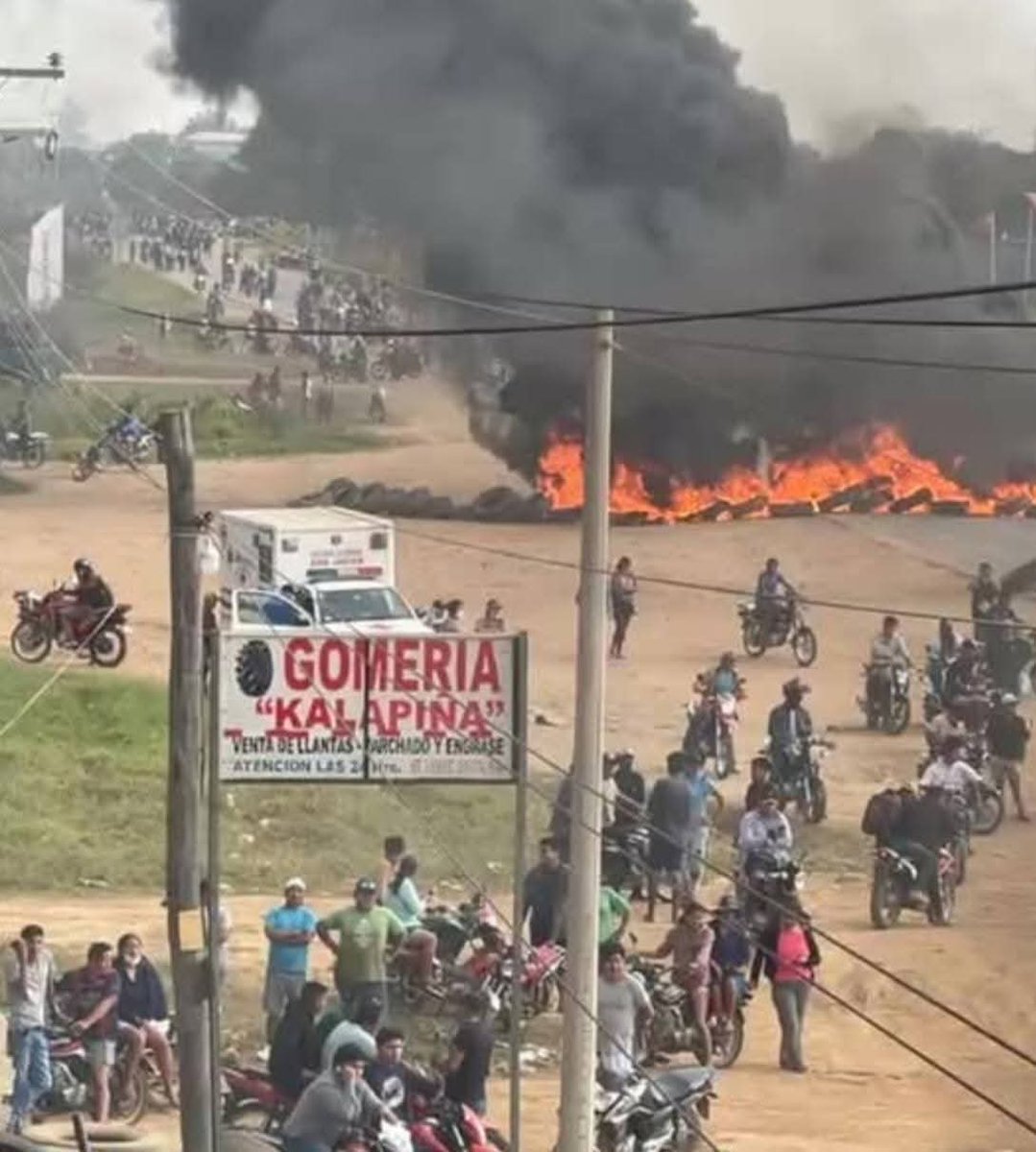 HugoVargasRoca1's tweet photo. 41 días de bloqueos en Bolivia.

El pueblo está pagando el costo con filas, precios altos y desabastecimiento. https://t.co/7ni5Ab450P