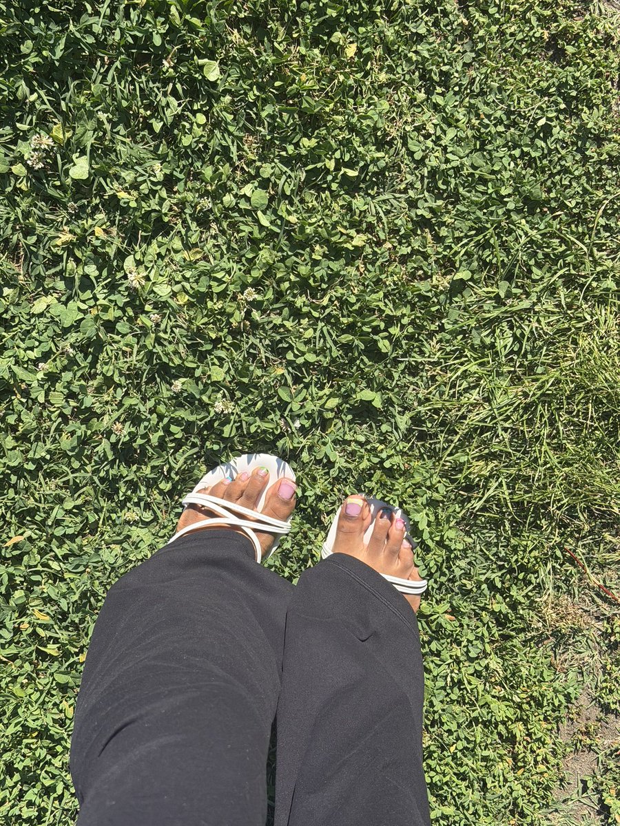sa3diern's tweet photo. Perfect scenery for #toes and #feet out 😋 https://t.co/m93IHYAzKY